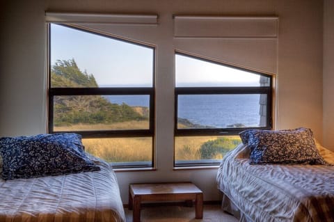 Even the loft boasts unobstructed, panoramic white- and blue-water ocean views.