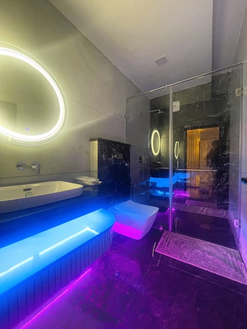 Luxury Quadruple Room | Bathroom | Shower, free toiletries, hair dryer, slippers