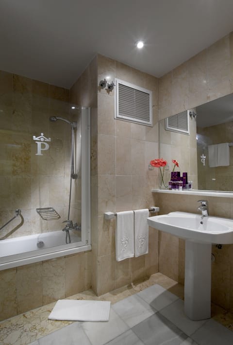 Combined shower/tub, free toiletries, hair dryer, bidet