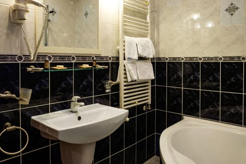 Deluxe Double Room, View | Bathroom | Hair dryer, towels