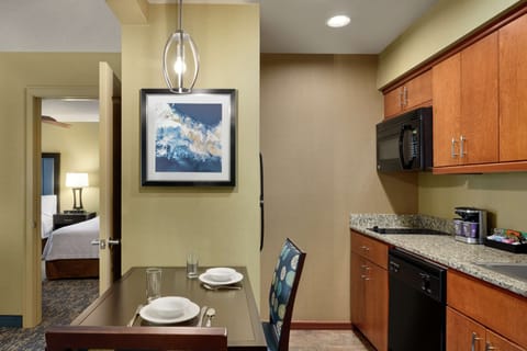 1 Bdrm Ste 2 Queen Beds NoSmkg | Private kitchen | Full-size fridge, microwave, stovetop, dishwasher