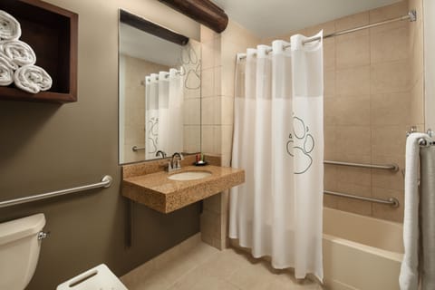 Combined shower/tub, hair dryer, towels