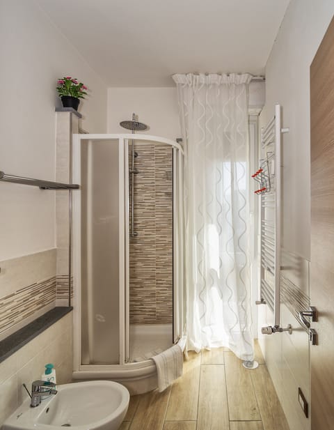 Triple Room | Bathroom | Shower, hair dryer, bidet, towels