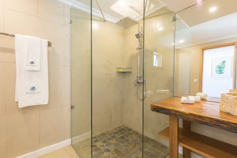 Comfort Room | Bathroom | Free toiletries, hair dryer, bathrobes, slippers