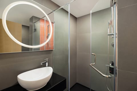 Luxe Queen Room | Bathroom | Shower, rainfall showerhead, free toiletries, hair dryer