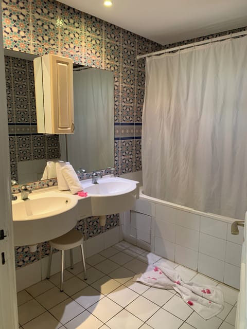 Deep soaking tub, rainfall showerhead, free toiletries, hair dryer