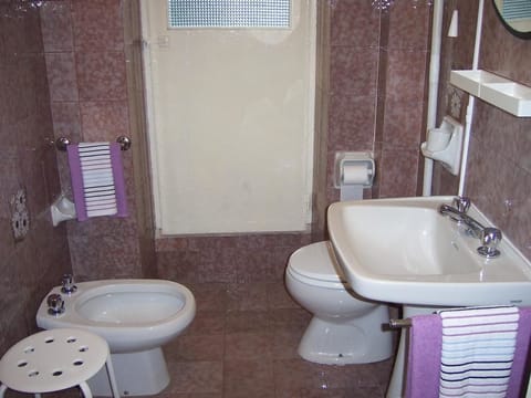 Economy Triple Room, Shared Bathroom | Bathroom | Shower, hair dryer, bidet, towels