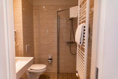 Comfort Double Room | Bathroom | Deep soaking tub, rainfall showerhead, free toiletries, hair dryer