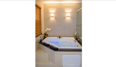 Deluxe Suite (Master) | Jetted tub
