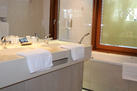 Junior Suite | Bathroom | Free toiletries, hair dryer, towels