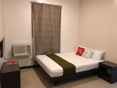 Deluxe Room, 1 Queen Bed | 1 bedroom, desk, bed sheets