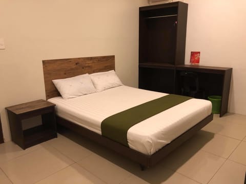 Standard Room | 1 bedroom, desk, bed sheets