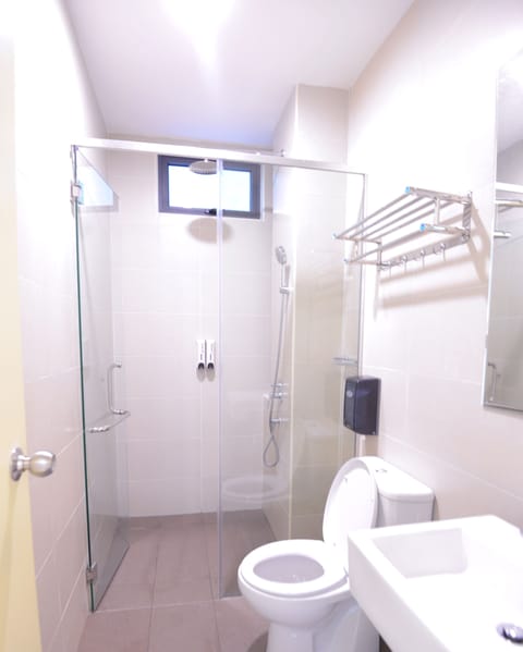 Design Apartment, 1 Bedroom | Bathroom | Shower, free toiletries, hair dryer, towels