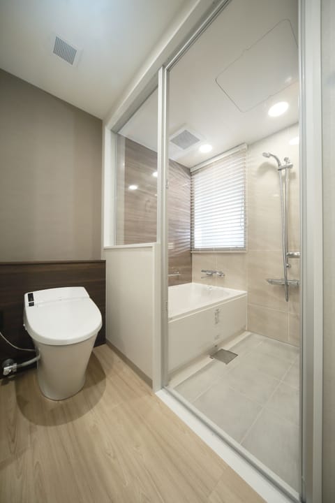 Separate tub and shower, deep soaking tub, free toiletries, hair dryer