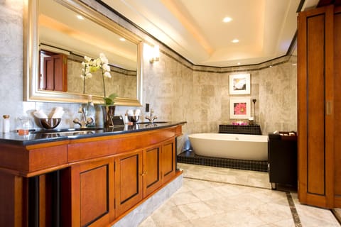 Sandton Towers Penthouse Suite | Bathroom | Separate tub and shower, hydromassage showerhead, designer toiletries