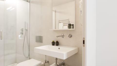 Superior Apartment, Garden View (203) | Bathroom | Shower, rainfall showerhead, free toiletries, hair dryer