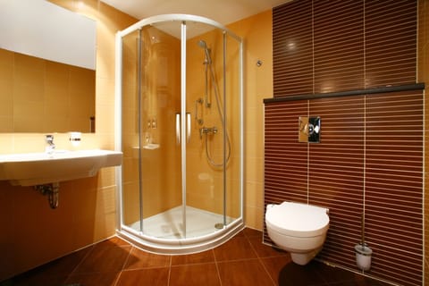 Single Room | Bathroom | Combined shower/tub, rainfall showerhead, free toiletries, hair dryer