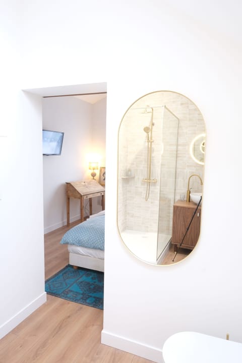 Double Room (Léa) | Bathroom | Free toiletries, hair dryer, bathrobes, towels