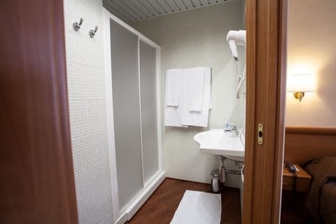 Double Room Single Use | Bathroom | Shower, free toiletries, hair dryer, bidet