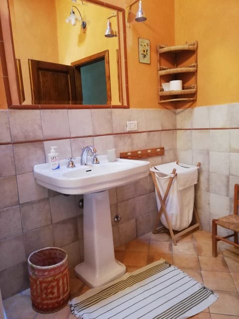 Apartment (Gorgaccia) | Bathroom | Shower, free toiletries, hair dryer, bidet