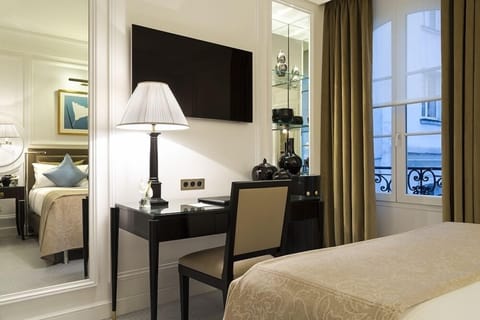 Classic Double Room | Minibar, in-room safe, blackout drapes, iron/ironing board