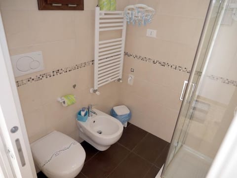 Comfort Quadruple Room, 1 Bedroom, Ensuite, Tower | Bathroom | Shower, free toiletries, hair dryer, bidet