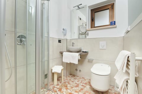 Comfort Double or Twin Room, 1 Bedroom, Balcony, Lake View | Bathroom | Shower, free toiletries, hair dryer, bathrobes