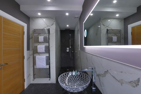 Executive Double Room | Bathroom | Shower, rainfall showerhead, designer toiletries, hair dryer