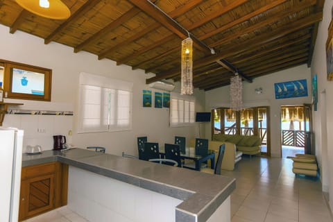 Bungalow con vista al mar (6 personas) | Living area | 32-inch LED TV with satellite channels, TV, foosball