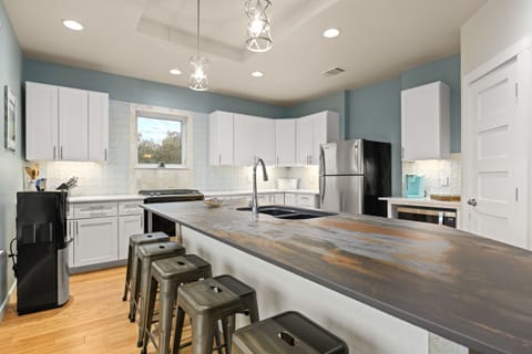 island to gather while cooking/eating.