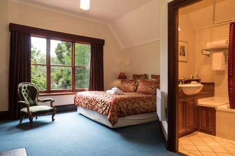 Manor Spa | Pillowtop beds, desk, iron/ironing board, free WiFi