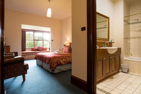 Manor suite | Pillowtop beds, desk, iron/ironing board, free WiFi