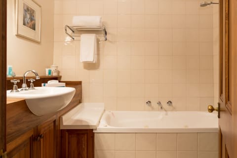 Manor Spa | Bathroom | Free toiletries, hair dryer, towels