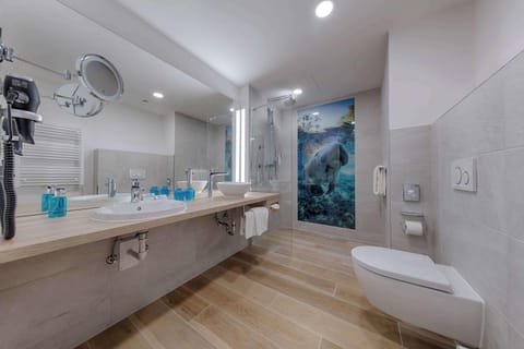 Executive Room, 1 King Bed (Cozy Sitting Corner) | Bathroom | Shower, hair dryer, towels