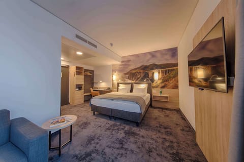 Executive Room, 1 King Bed (Cozy Sitting Corner) | Premium bedding, in-room safe, laptop workspace, blackout drapes