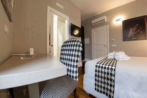 Standard Double Room, Ensuite | In-room dining