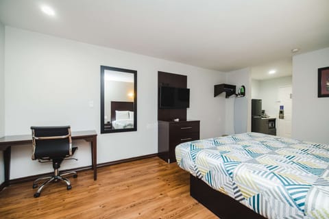Standard Room, 1 King Bed, Accessible, Non Smoking | Premium bedding, desk, laptop workspace, iron/ironing board