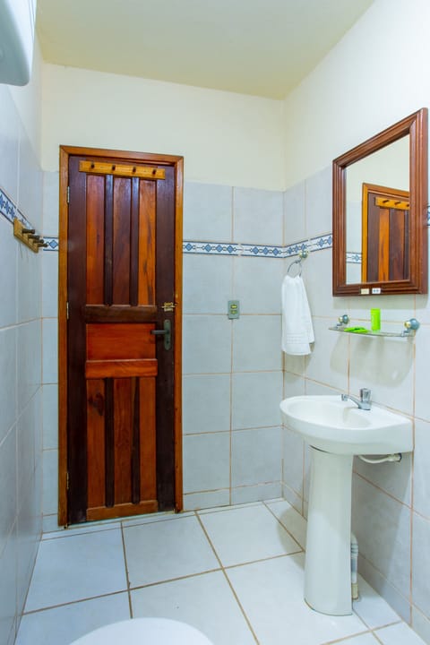 Family Room | Bathroom | Shower, free toiletries, towels