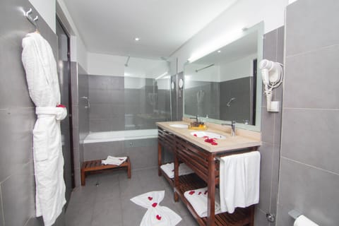 Suite, 1 Queen Bed with Sofa bed | Bathroom | Deep soaking tub, free toiletries, hair dryer, bidet
