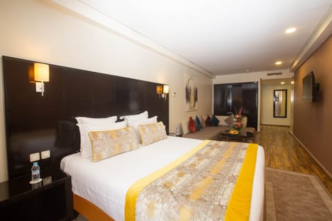 Suite, 1 Queen Bed with Sofa bed | In-room safe, desk, laptop workspace, soundproofing