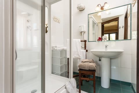 Deluxe Room (Panoramic) | Bathroom sink