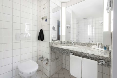 Combined shower/tub, hair dryer, towels