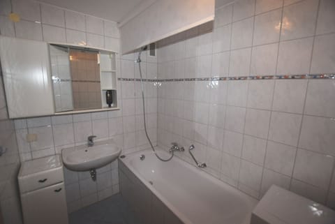 Apartment, 2 Bedrooms (85-00) | Bathroom | Free toiletries, towels