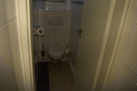 Apartment, 2 Bedrooms (54-00) | Bathroom | Free toiletries, towels