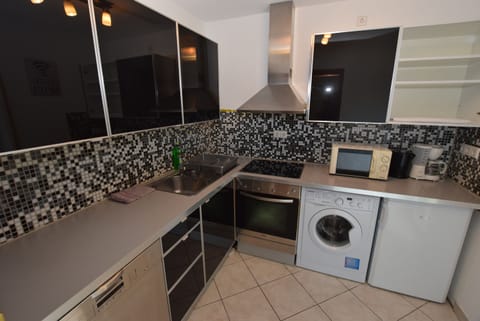 Apartment, 2 Bedrooms (39-00) | Private kitchen | Fridge, microwave, oven, stovetop