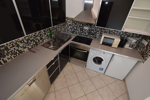 Apartment, 2 Bedrooms (39-00) | Private kitchen | Fridge, microwave, oven, stovetop