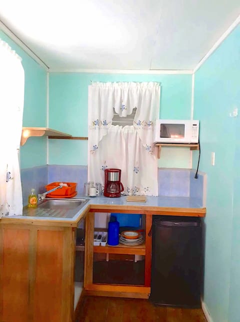 Comfort Cabin, 1 Queen Bed, Kitchen, Partial Sea View | Private kitchen | Fridge, microwave, coffee/tea maker