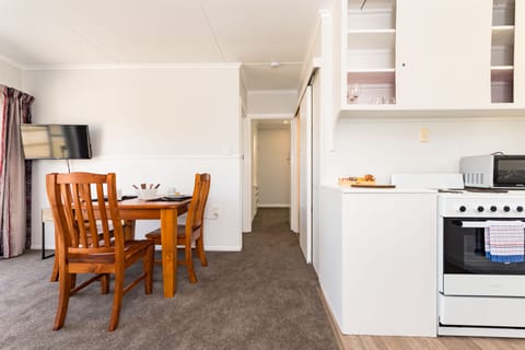 Waitangi Beach Bach 30B | In-room dining