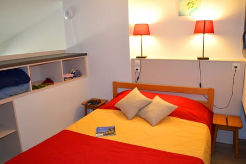 Free cribs/infant beds, bed sheets