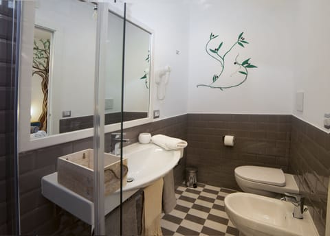 Design Double Room, Non Smoking | Bathroom | Shower, free toiletries, hair dryer, slippers